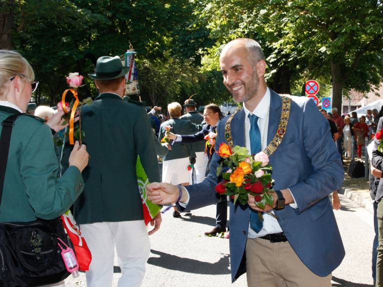 Menschen bei einem Festumzug.